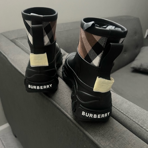 Burberry Rainboots - Picture 4 of 5
